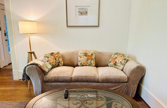 Green Villa in Shaughnessy - Free Parking - Pet-Friendly