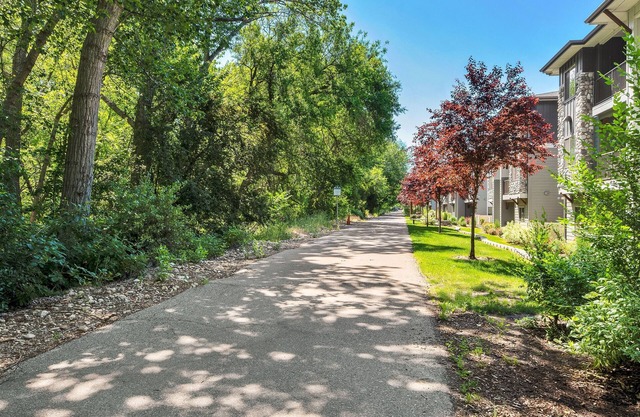 Greenbelt Getaway - 3 minute walk to Greenbelt