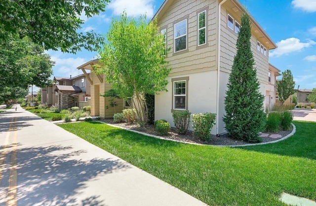 Greenbelt Townhouse - Walk to restaurants - coffee shop. Family friendly.