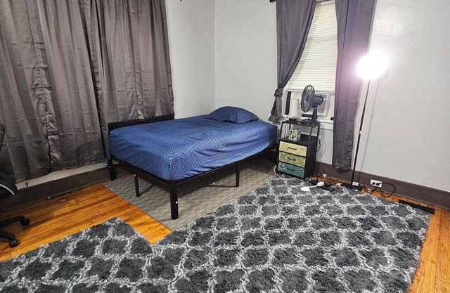 Greenish Peaceful Shared Place near Delmar/Forest Park/U. City/Pagedale