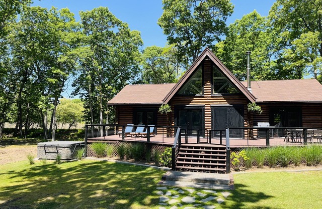 Greenport Log Home in the woods. Pool&water access. GP Permit #0952