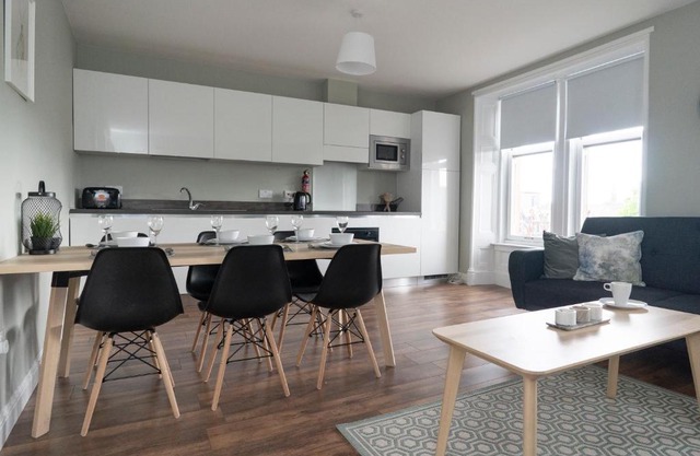 GreenStar Apartments - 2 Minute Walk away Into City Centre - 6 Individual Flats - Next to Abertay University - 1 Bed 2 Bed & 3 Bedroom Flats - Fully Equipped - Short - Mid - Long Stays Welcome