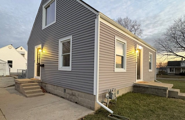 Greenwave Cottage-Fully furnished 3 Bedroom home on the west edge of Mattoon