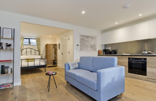 Luxury one bedroom Greenwich studio apartment near Canary Wharf by UnderTheDoormat