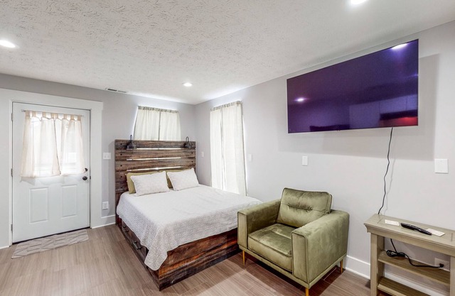 Greenwood Getaway Apartment - Recently Remodeled