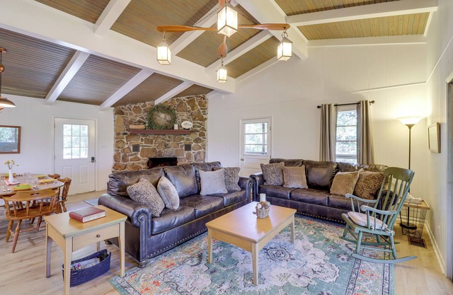Greers Ferry Hideaway: Lake View, Boat Ramp Access