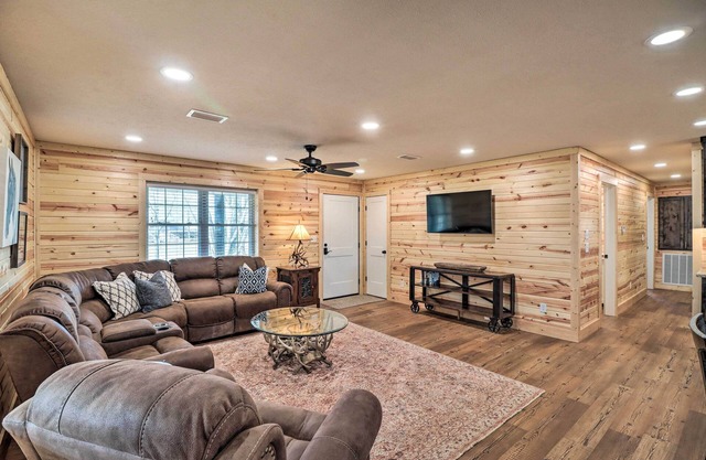 Greers Ferry Home on 40 Acres 1/4 Mi to Lake!