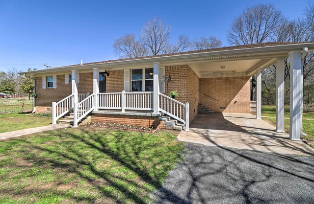 Greers Ferry Home w/ Yard, < 1 Mi to Marina!
