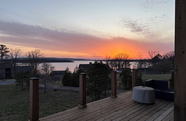 Greers Ferry Lake 4-bedroom house sleeps 12- Breathtaking SUNSETS -Golf Course