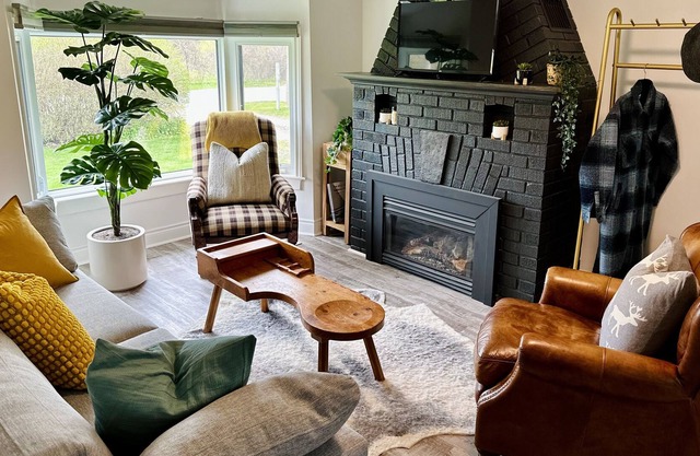Grey Cottage: Indoor and Outdoor Living at It's Best!