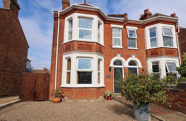 GREYLAG, pet friendly, character holiday cottage in Hunstanton
