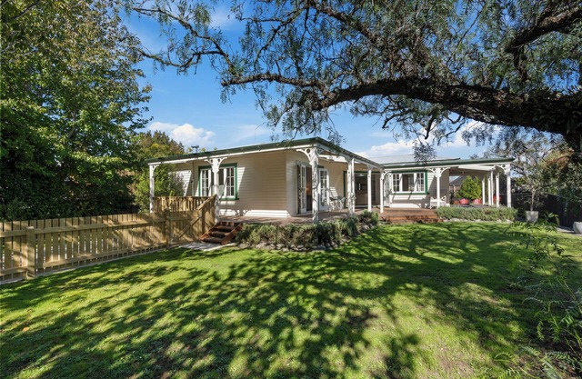 Greytown Park Villa - Wairarapa Holiday Home