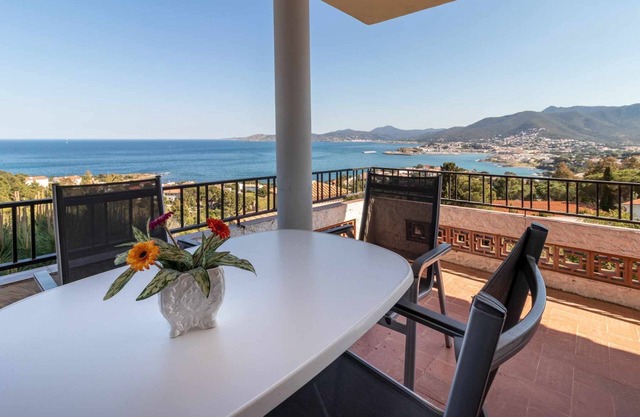 Grifeu 5 Bright apartment with terrace and views