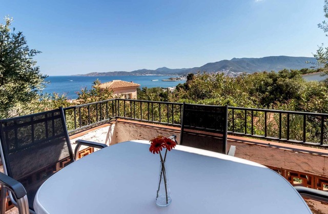 Grifeu 6 Bright apartment with terrace and views