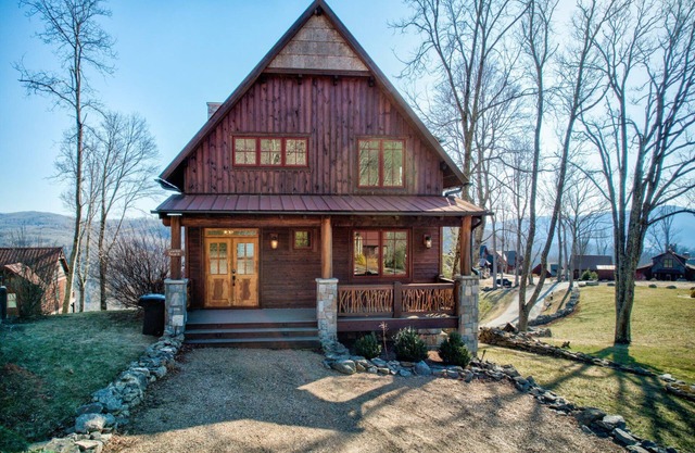 Grin'Inn Bear It at Eagles Nest - Village home with views, 2 king beds