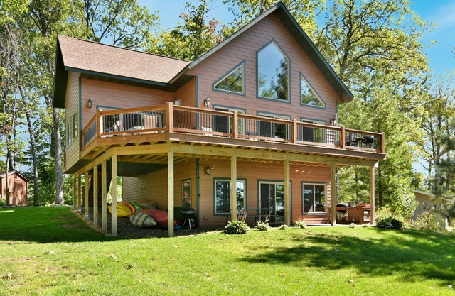 Grindstone Getaway-Beautiful chalet on the shores of Grindstone Lake.
