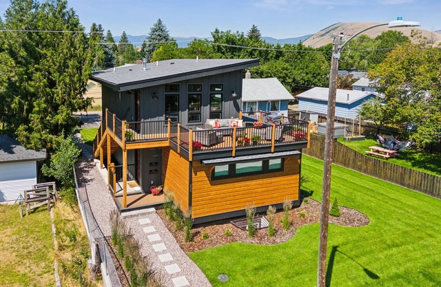 Griz Country Cottage - New Top Level Tri-Plex in the University District