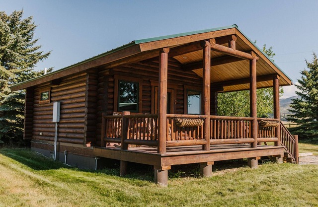 Grizzly Bear Cabin #7 at Gallatin Canyon Cabins
