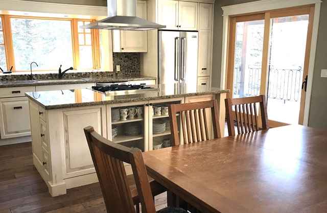 Schönes privates Luxus-Cottage im Wald 20 Minuten südwestlich von Calgary