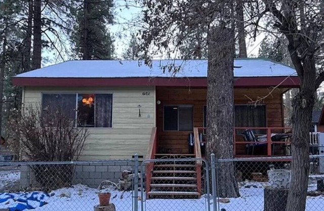 Grizzly Cabin! 1 Min Walk to Grizzly Cafe Downtown