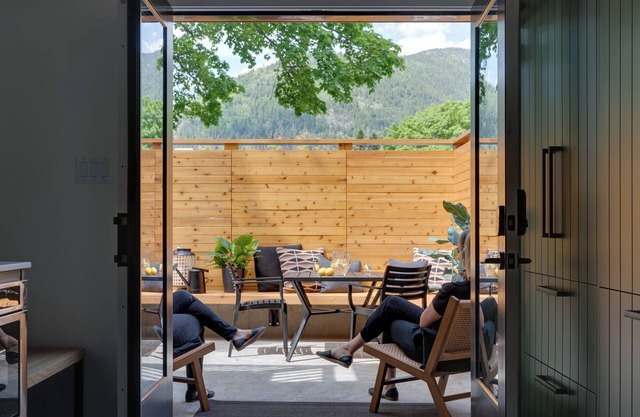 Grizzly Den Luxury Suite - 4 blocks from Baker St