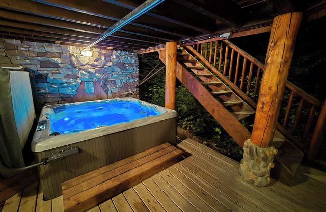 GrizzPaw Lodge 5 Bedroom Sleeps 14 People, Kicking Horse Mountain Resort