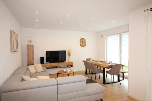 Großes Apartment mit Küche, Dusche, Badewanne, Balkon, Parkplatz vor dem Haus, ruhig gelegen, ADA4