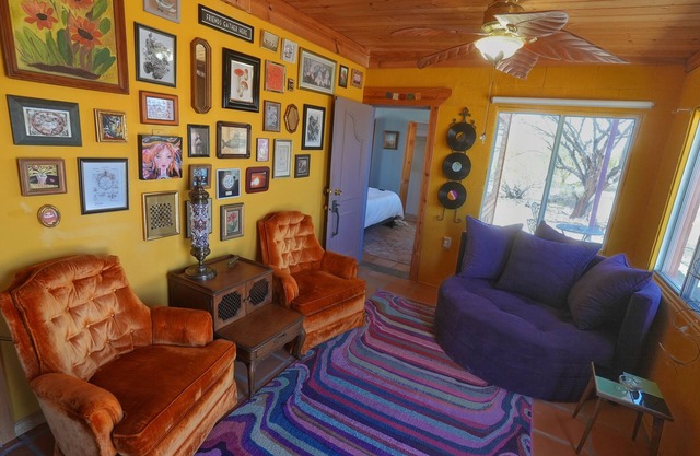 Groovy Desert Getaway w Pool, Fire pit, Stream/Wifi, Vinyl Records, Books, Art..