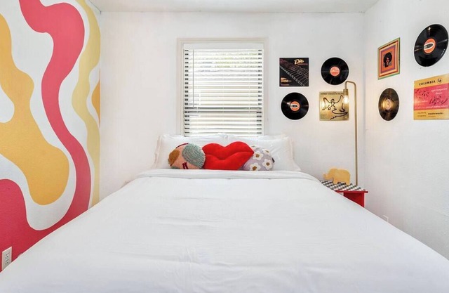 Groovy Getaway ~Less than a mile from campus!