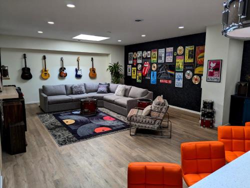 Groovy Retro Music Lovers Mid-Mod Experience! - Downtown Prime
