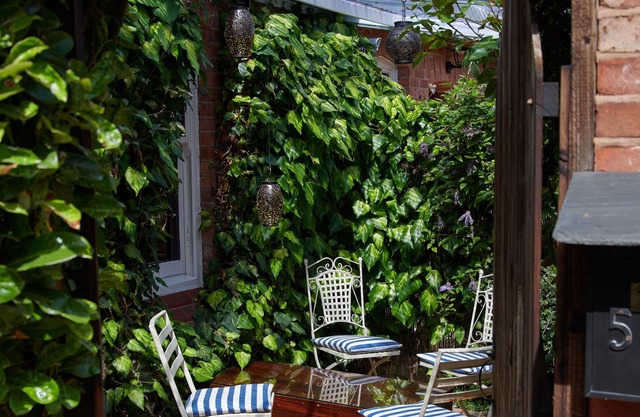 Grosvenor Cottages, with private Courtyard, High Spec