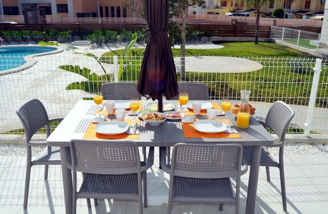Erdgeschoss-Wohnung, Terrasse, Poolblick, kostenloses WiFi, in der Nähe des Meeres.