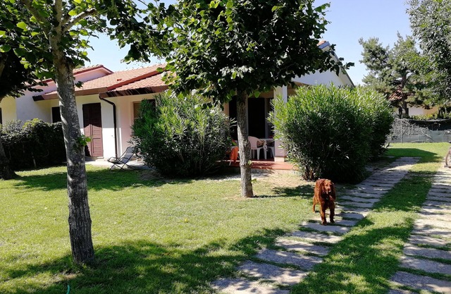 Villa im Erdgeschoss mit großem Garten in einer ruhigen Gegend