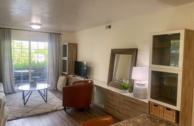 Ground floor 3-bedroom condo with AC in Saratoga Springs