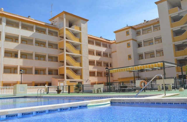 Erdgeschoss-Wohnung mit großer Terrasse, Gemeinschaftspool.