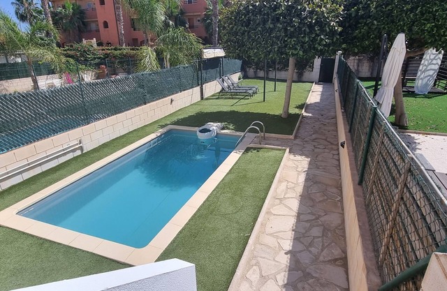 Erdgeschosswohnung mit Garten und privatem Pool, 50 Meter vom Strand entfernt