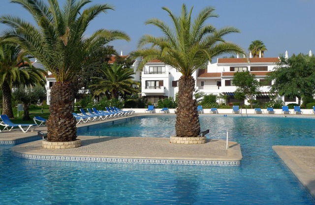 Erdgeschosswohnung mit Blick auf Landschaftsgärten, See und Swimmingpool