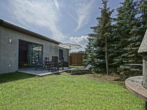 Ground-floor apartment with terrace and large garden with lounge area and grill