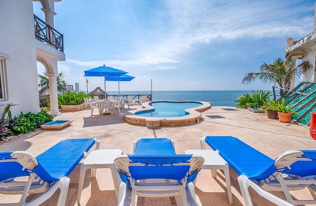 Beachfront access out the patio door! Swimming pool, AC and WiFi!
