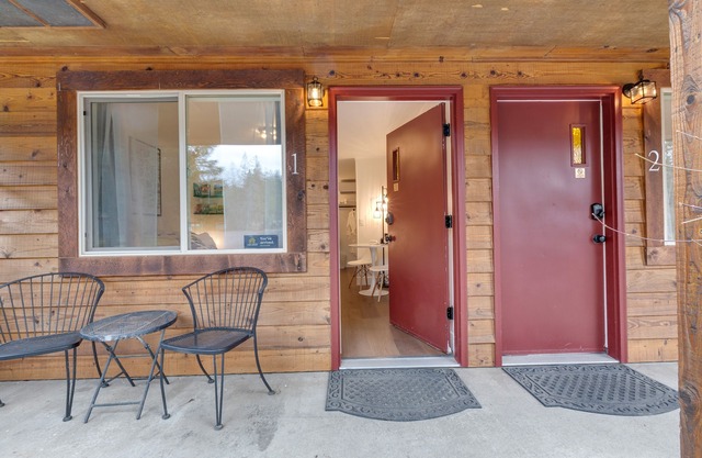 Ground-floor hiker's studio with mountain views & fast WiFi - dog-friendly