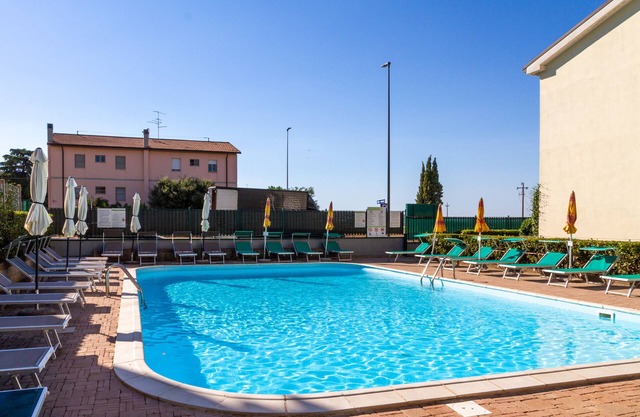 Ferienwohnung im Erdgeschoss mit Terrasse, Garten und Gemeinschaftspool