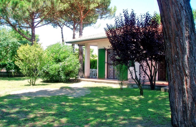 Storey Häuschen im Grünen mit Ecke Garten und Parkplatz