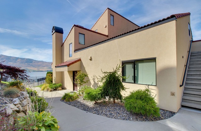 Erdgeschoss, Seeufer Wohnung - Pools, Whirlpools, Dock, Seeblick und vieles mehr!