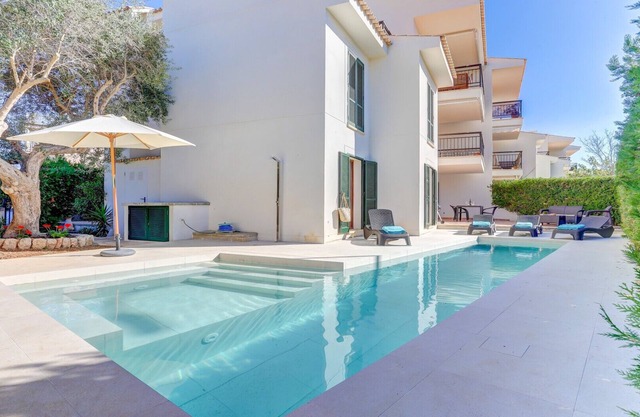 Ground floor, private pool, 2 mins to beach