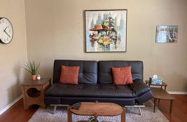 Private Erdgeschosswohnung in der Nähe des Manito Parks, der Innenstadt und des Heiligen Herzens