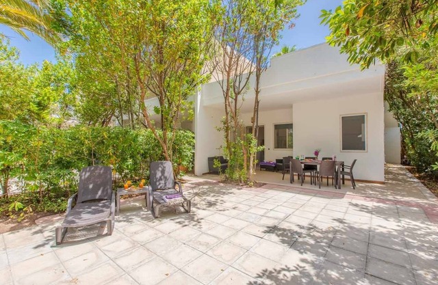 Villa 20 m Stränden entfernt ,Erdgeschoss, Privater Garten , Wifi ,Klima