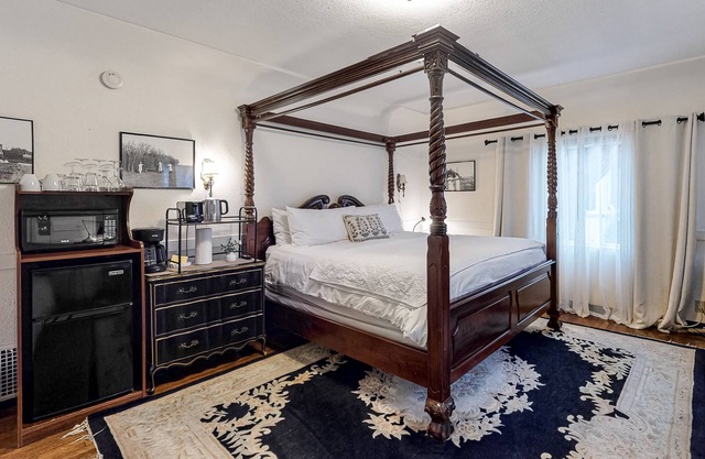 Ground-floor Seaside Suite with charming patio - 2-minute walk to beach