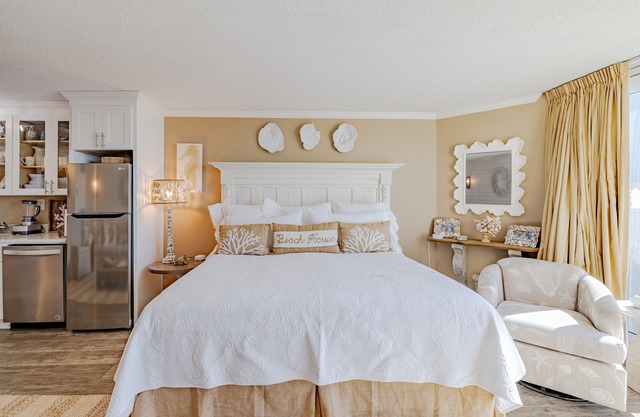 Ground Floor Beachside Studio Condo with Patio and Free Beach Service.