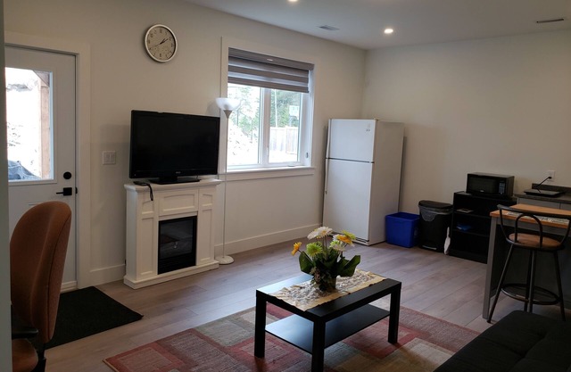 Ground level spacious apt., 18min to DT