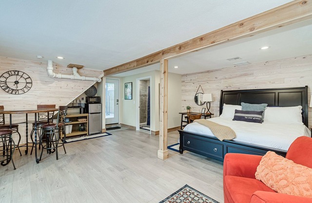 Adorable Studio Apartment near Lake Hollingworth
